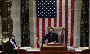 La presidenta de la Cámara de Representantes de Estados Unidos, Nancy Pelosi, preside la votación para iniciar el impeachment contra el presidente Donald Trump.