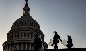 13/01/2021.- Miembros de la Guardia Nacional estadounidense frente al Capitolio.