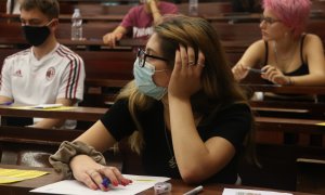 Pla curt d’una estudiant escoltant les indicacions abans de començar les PAU a la Facultat d’Economia i Empresa de la UB.