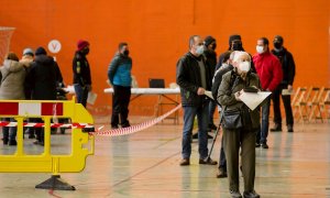 Vecinos de Agurain (Vitoria) esperan turno para someterse a pruebas PCR durante un cribado masivo.