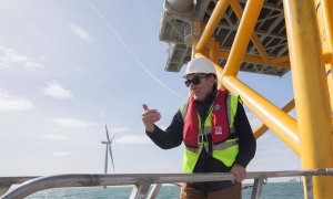 Ignacio Galán, presidente de Iberdrola, durante una visita al parque eólico marino West of Duddon Sands, en aguas del Reino Unido.