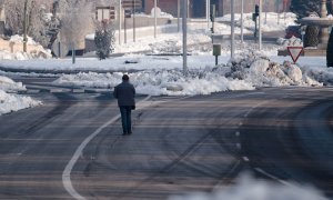 Hombre camina por la nieve