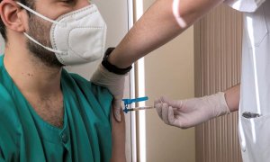 Un sanitario recibe la vacuna contra la covid-19.