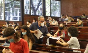 Un profesor reparte un examen de las PAU en la Facultad de Economía de la UB. - (Maria Belmez  ACN)