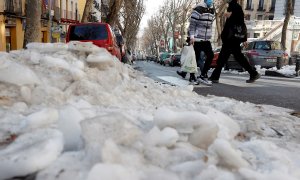 En la imagen, acumulación de nieve junto a la Plaza de Cascorro, en Madrid.