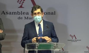 El consejero de Salud de Murcia: "Mis documentos ponen que soy médico, no ponen que soy político"