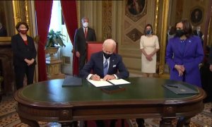 Biden firma los primeros decretos para borrar el legado de Trump