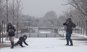 07/01/2021.- Niños juegan con la nieve en el Parque Juan Carlos I tras el paso de la borrasca Filomena, en Madrid. Eduardo Parra / Europa Press