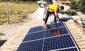 Instal·lació de plaques fotovoltaiques a teulades de Raimat, Lleida.