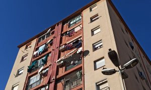 Els fanals del barri de Sant Roc, a Badalona, estan sense vidres. Quan se'n va la llum, el sistema d'il·luminació públic tampoc funciona.