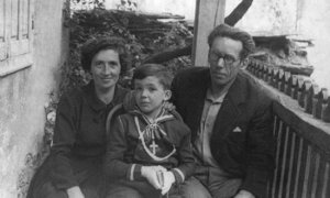 El filólogo Aníbal Otero, con su mujer y su hijo.