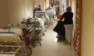 Imagen de camas en los pasillos del Hospital Virgen de la Salud de Toledo.