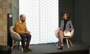 El vicepresident, Marcel Mauri, amb la periodista Roser Sebastià durant l'Assemblea.