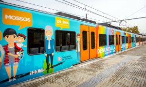 Un tren de Ferrocarril de la Generalitat decorado con los motivos de la campaña contra la LGTBfobia en su exterior. - ACN