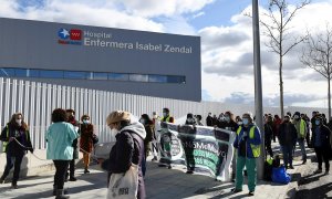 Vista de la concentración en el Hospital de Emergencias Isabel Zendal este domingo convocada por convocada por la plataforma Sanitarios Necesarios Madrid (Sanitarixs Necesarixs) para exigir el freno al desmantelamiento de plantilla y recursos de los hospi