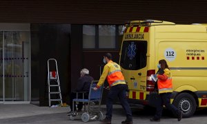 Dos técnicos de emergencias trasladan a un paciente al nuevo "hospital satélite" del Hospital Universitario de Bellvitge este lunes.