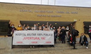 Protesta de trabajadoras a las puertas del Hospital Virgen del Rocío para reclamar que el servicio de limpieza sea público.