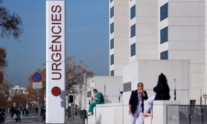 Personal sanitario del hospital La Fe de Valencia descansa a las puertas de urgencias del centro hospitalario.