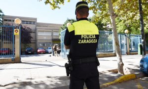 Un agente de la Policía Local de Zaragoza vigila un centro de enseñanza en una imagen de archivo.