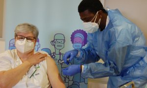 Pla general de la primera professional sanitària en rebre la segona dosi de la vacuna a la residència la Creu de Palau de Girona.