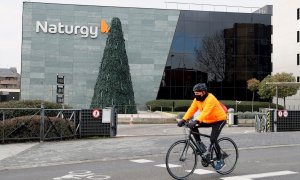 Un ciclista pasa ante la sede de la compañía energética Naturgy en Madrid. EFE/J.J. Guillén