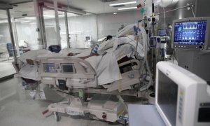 Un enfermo en una cama de la UCI del Hospital de Emergencias Isabel Zendal, Madrid (España).