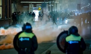 La policía de Rotterdam se enfrenta a los disturbios extendidos por la ciudad.