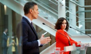 La presidenta de la Comunidad de Madrid, Isabel Díaz Ayuso, en rueda de prensa junto al líder del Ejecutivo, Pedro Sánchez.