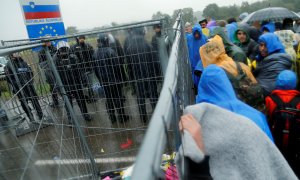 Fotografía de archivo de 2015 de cientos de migrantes agolpados en la frontera con Eslovenia debido al cierre de Hungría.