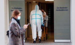 Un sanitario traslada a un enfermo en el Hospital Clínico de Valencia. La Conselleria de Sanidad ofrece los datos actualizados de contagios, hospitalizaciones, ingresos en UCI, brotes y fallecimientos por covid-19 en la Comunitat Valenciana después de que