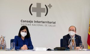 La ministra de Sanidad, Carolina Darias (i), y el ministro de Política Territorial, Miquel Iceta, presiden este jueves por primera vez en sus nuevos cargos el Consejo Interterritorial de Salud en Madrid.