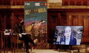 La guanyadora del 16è premi Pepe Carvalho, Joyce Carol Oats, durant la conversa amb la periodista Anna Guitart al Saló de Cent de l'Ajuntament de Barcelona.