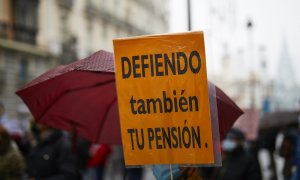 Un pensionista sujeta un cártel durante la manifestación en Madrid contra la privatización de las pensiones. E.P./Jesús Hellín
