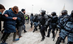 31/01/2021. La Policía rusa se enfrenta a los manifestantes en las marchas en apoyo de Alexéi Navalni, en Moscú. - Reuters