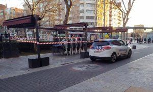 Pocos minutos después de las 18.00 horas, la Policía Local de Palencia vigila el cumplimiento del cierre de las terrazas de hostelería hoy domingo.