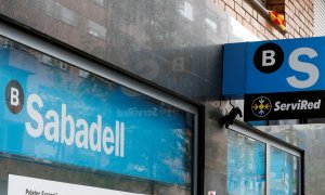 El logo del Banco Sabadell en una de sus sucursales en Barcelona. REUTERS/Yves Herman