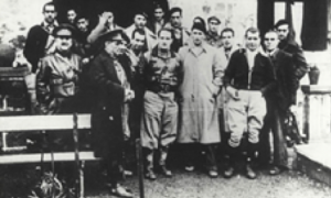 Frente de Villareal (Araba). Novoa (3º der.) con diversos oficiales del Ejército de Euskadi, el lehendakari (ctro.) y el agregado de la embajada rusa (gabardina). Fondo Blasco (EAH).