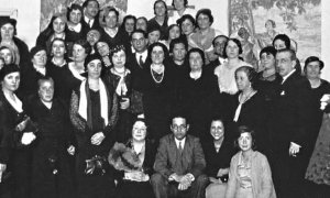 Recepción de Unión Republicana Femenina a las alcaldesas de la provincia de Madrid, marzo de 1933. En el centro, Clara Campoamor.