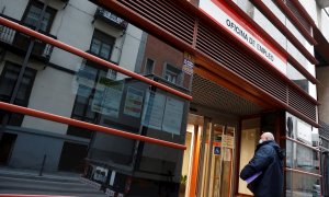 Un hombre entra a una oficina de empleo este martes en Madrid