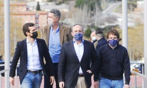 El presidente del PP, Pablo Casado, el alcalde de Badalona (Barcelona), Xavier Garcia Albiol, el candidato al 14F, Alejandro Fernández, y el alcalde de Madrid, José Luis Martínez-Almeida, en un acto de campaña en Catalunya.