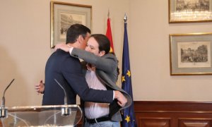 Abrazo entre Sánchez e Iglesias tras anunciar el preacuerdo para un Gobierno de coalición en noviembre de 2019.