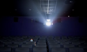 Una espectadora en una sala de cine vacía