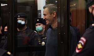 Captura de imagen de TV del líder opositor ruso, Alexéi Navalni (2d), durante el juicio en el que la Justicia rusa le impuso una pena de tres años y medio de prisión, al hacer efectiva una sentencia suspendida de 2014 que fue calificada de arbitraria por
