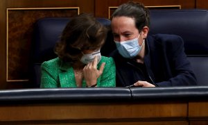 La vicepresidenta primera del Gobierno, Carmen Calvo, conversa con el vicepresidente segundo, Pablo Iglesias, en la última sesión de control al Gobierno en el Congreso.