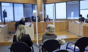 Ascensión D. y su hija, Ana Q, sentadas en el banquillo de los acusados para declarar en el Juzgado de lo Penal número 17 de Madrid.