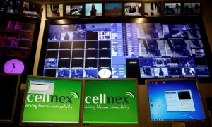 El logo del operador de torres de telecomunicaciones Cellnex en sendas pantallas de ordenador en la sala de control de Torrespaña; donde está el popular 'Piruli'. REUTERS/Sergio Perez