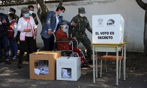 Andrés Arauz, candidato a la Presidencia de Ecuador, vota en Quito.