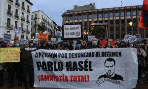 Varias personas participan en una manifestación contra el encarcelamiento del poeta y rapero Pablo Hasel, en Madrid (España), a 6 de febrero de 2021.