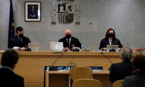 Los magistrados Fernando Andreu (i), Antonio Romeral (c) y María Fernanda García (d) durante la primera sesión del juicio de los "papeles de Bárcenas" este lunes en la Audiencia Nacional en San Fernando de Henares.