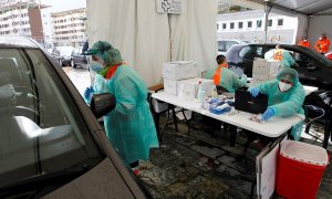 Los sanitarios reparten material para realizar pruebas de coronavirus a los habitantes en sus coches este lunes el municipio de Fene donde comienza el mayor cribado masivo de la pandemia en la comarca de Ferrolterra y al que están llamadas 7.700 personas,